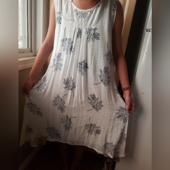 Papillon Floral Sleeveless White Dress - Picture 8 of 8